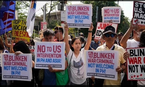 استقبال فیلیپینی‌ها از بلینکن؛ پرچم آمریکا در فیلیپین پاره شد