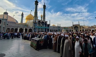 پیکر فرزند استاد امام خمینی (ره) در قم تشییع شد