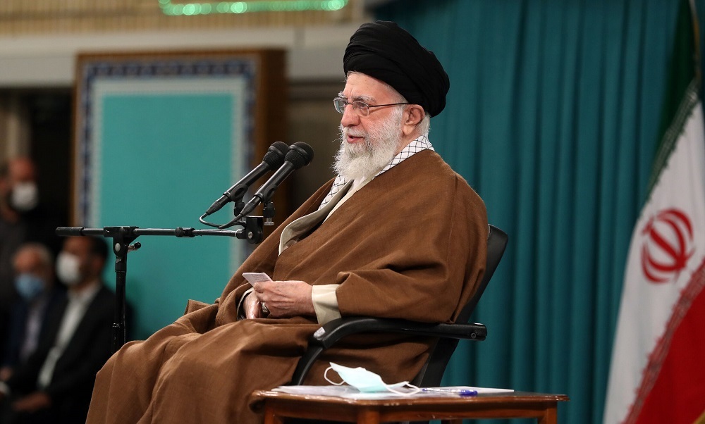 امام خامنه‌ای: باید هویت ایرانی _اسلامی و شخصیت ملی را در کودکان کشور زنده کنیم.