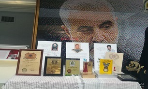 خادمیار کرمانی تندیس و جوایز بین المللی خود را به موزه دفاع مقدس استان کرمان اهدا کرد