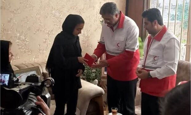 اهدای نشان داوطلب ارشد هلال احمر به خانواده شهید «الداغی»