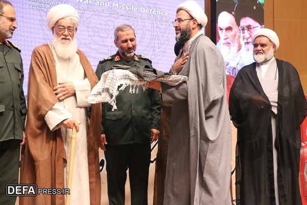 اهداء لباس پاسداری شهید هوافضای سپاه به موزه دفاع مقدس قم+ تصاویر