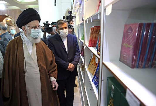 رهبر معظم انقلاب اسلامی از نمایشگاه بین‌المللی کتاب تهران بازدید کردند/ امام خامنه‌ای: برای جذب کودکان و نوجوانان هرچقدر می‌توانید از لحاظ کمیت و کیفیت کار کنید