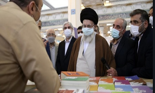 هدیه رهبر معظم انقلاب اسلامی به یک غرفه‌دار در نمایشگاه کتاب