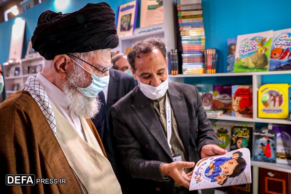 روایت بازدید سه ساعته رهبر انقلاب از سی و چهارمین نمایشگاه کتاب تهران