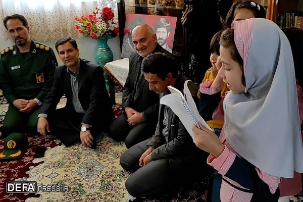 دیدار معاون اقتصادی رئیس جمهور با خانواده شهید  «حسین کیانی» +تصاویر