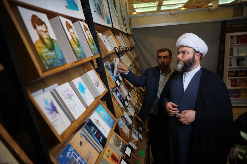 قمی از نمایشگاه کتاب بازدید کرد/ تاکید بر اهتمام به ادبیات کودک و نوجوان