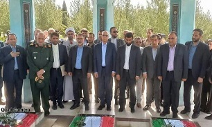 ادای احترام وزیر علوم به مقام شامخ شهدای گمنام در دانشگاه لرستان