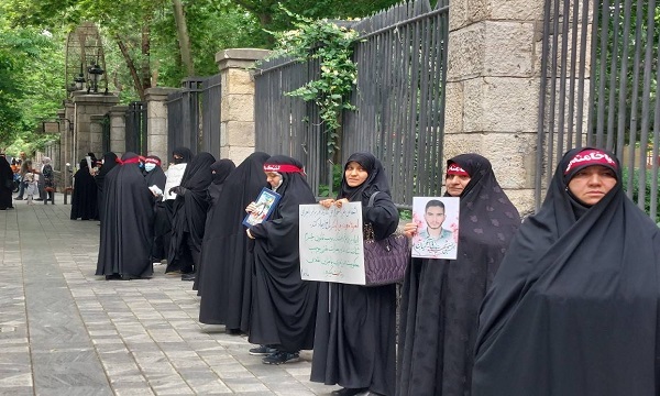 تجمع دغدغه‌مندان حجاب و عفاف در مقابل شورای شهر تهران