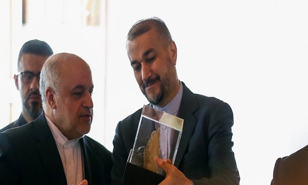 وزیر امور خارجه نماد مقاومت حزب‌الله را دریافت کرد