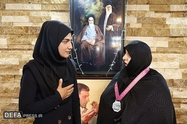 «سپیده بابایی» مدال خود را به خانواده شهید «تهرانی مقدم» کرد+ تصاویر