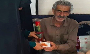 بسیجیان کرجی به خانواده شهید محمد کهن ترابی ادای احترام کردند