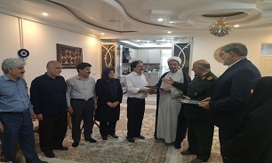 دیدار جمعی از مسئولین لرستانی با خواننده انقلابی