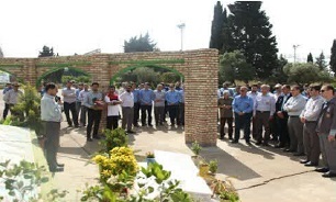 کارکنان نیروگاه شهید سلیمی نکا به مزار شهدا ادای احترام کردند