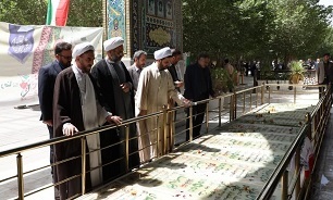 مزار شهدای حماسه سوم خرداد در قم غبارروبی شد