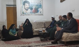 دیدار مدیرکل حفظ آثار دفاع مقدس فارس با خانواده دو شهید عملیات فتح خرمشهر