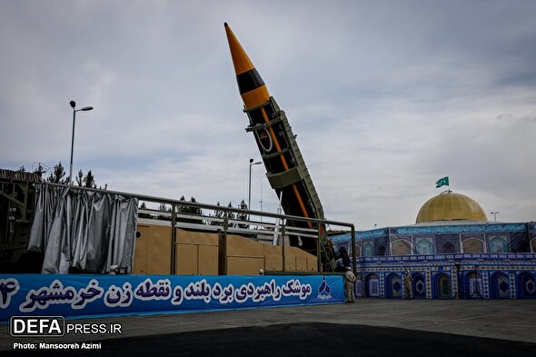 تصاویر/ رونمایی از موشک راهبردی برد بلند و نقطه‌زن خرمشهر ۴ (خیبر)