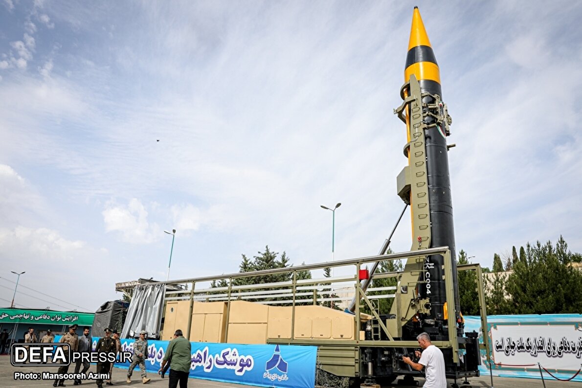 تصاویر/ رونمایی از موشک راهبردی برد بلند و نقطه‌زن خرمشهر ۴ (خیبر)