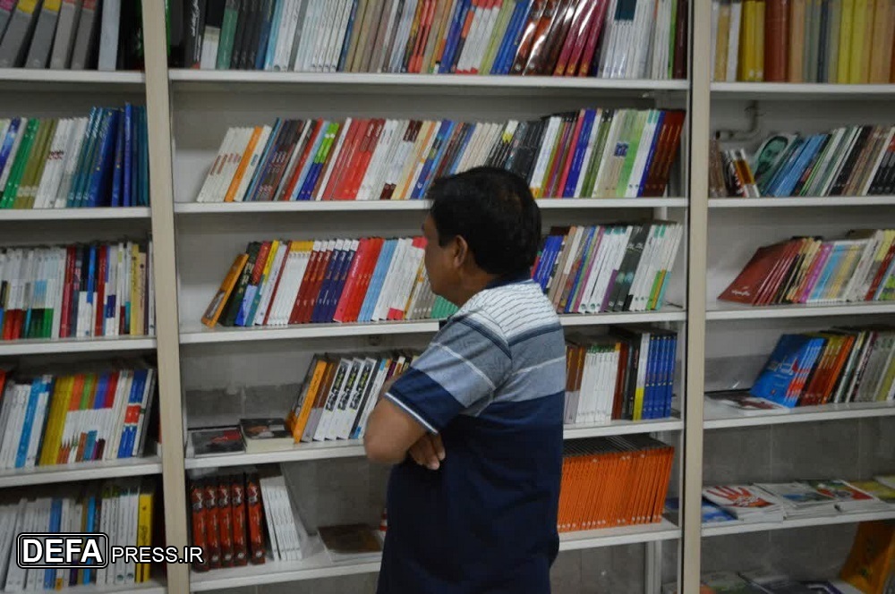 بازدید اساتید زبان فارسی اهل کشور هند از  نمایشگاه و فروشگاه کتب دفاع مقدس لرستان+ تصاویر