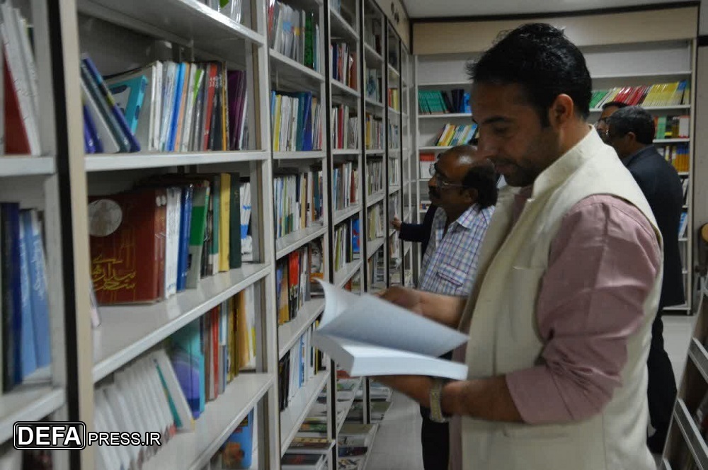 بازدید اساتید زبان فارسی اهل کشور هند از  نمایشگاه و فروشگاه کتب دفاع مقدس لرستان+ تصاویر