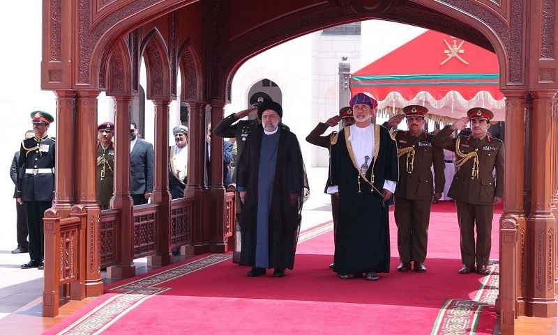 حجت‌الاسلام رئیسی به طور رسمی از سلطان عمان استقبال کرد