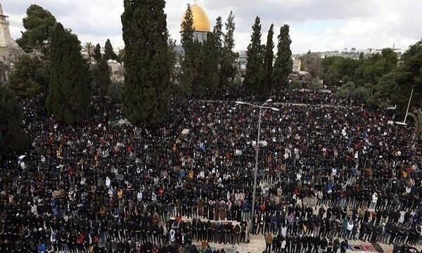 حضور ۵۰ هزار فلسطینی در نماز جمعه مسجدالاقصی