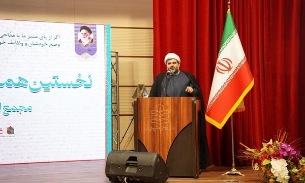 مداحان و شاعران آئینی در ساماندهی جامعه نقش آفرین هستند