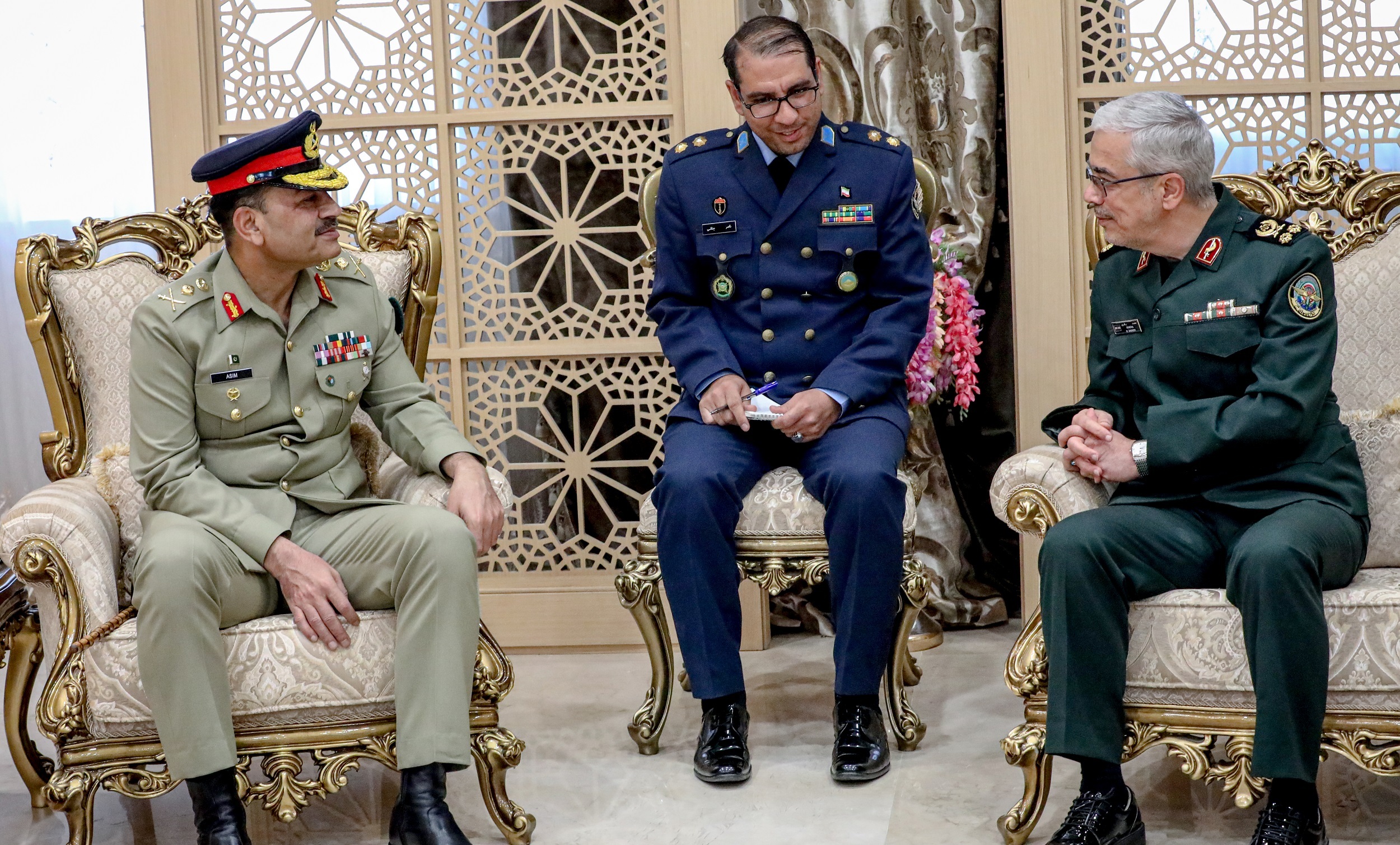 فرمانده ارتش پاکستان با رئیس ستاد کل نیرو‌های مسلح کشور دیدار کرد/ سرلشکر باقری: پیشینه تاریخی ایران و پاکستان زمینه‌ساز گسترش روابط در عرصه‌های مختلف است