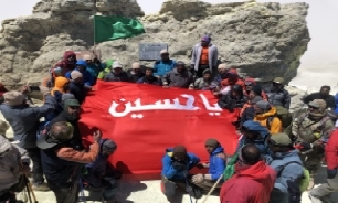 اهتزار پرچم عزای سیدالشهداء (ع) بر فراز بام ایران/صعود ۶۵ کوهنورد خراسانی بر قله ۵۶۱۰ متری دماوند