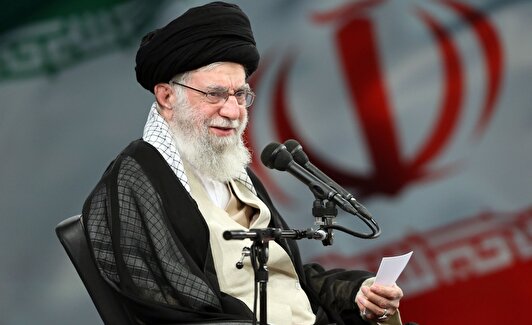امام خامنه‌ای: خاطره‌های شهدا باید با زبان هنر زنده نگه داشته شود/ خانواده‌ی شهدا در رتبه‌ بسیار بالایی قرار دارند/ شهدا سرنوشت ایران را عوض کردند