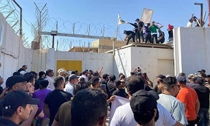 ورود تظاهرکنندگان خشمگین عراقی به سفارت سوئد در بغداد+فیلم