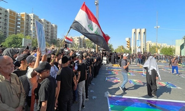 تظاهرات صد‌ها عراقی مقابل سفارت سوئد در بغداد