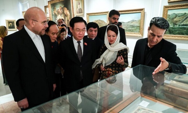 بازدید رئیس مجلس ویتنام و هیات همراه از موزه مجلس