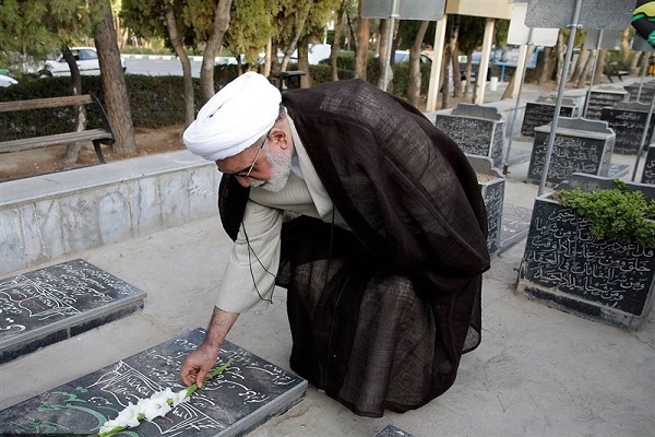 ادای احترام تولیت آستان قدس به مقام شامخ شهدای مدافع حرم+ تصاویر
