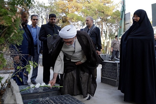 ادای احترام تولیت آستان قدس به مقام شامخ شهدای مدافع حرم+ تصاویر