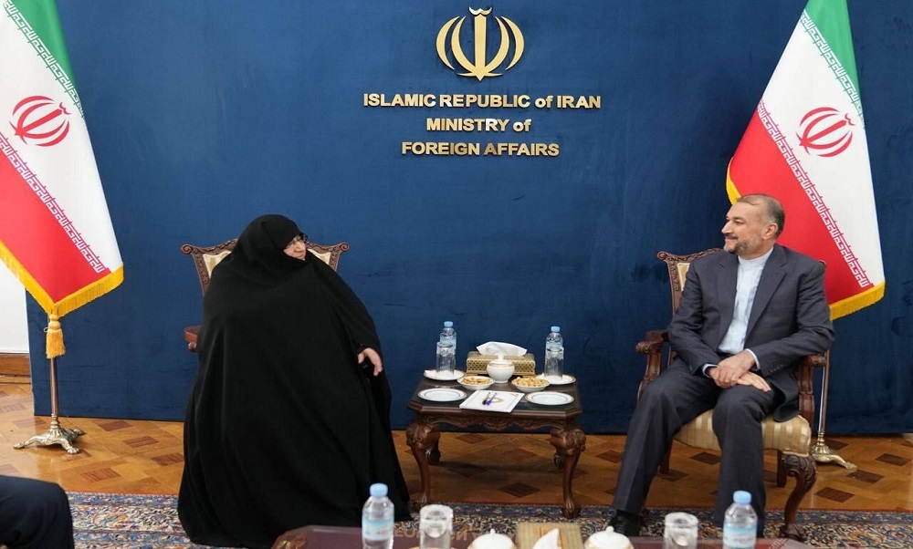 وزیر امور خارجه با خانواده دیپلمات ربوده شده کشورمان در لبنان دیدار کرد