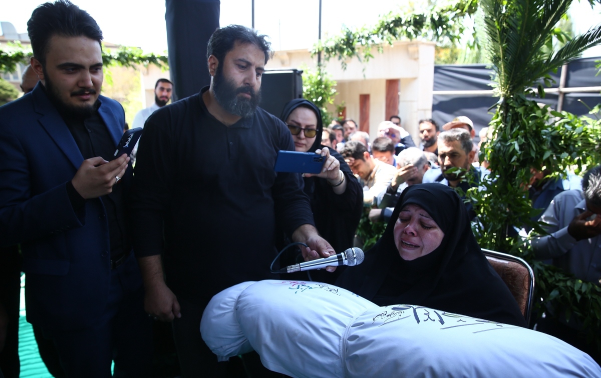 آیین تشییع و تدفین شهید گمنام ۱۶ ساله در تهران