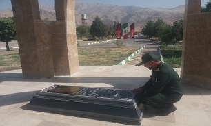 بازدید مدیرکل حفظ آثار دفاع مقدس کرمانشاه از یادمان شهید گمنام گروه ۶۲ مومنون نزسا