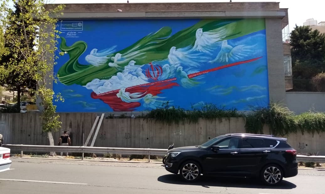 رونمایی از دیوارنگاره «پرچم» در بزرگراه صیاد شیرازی