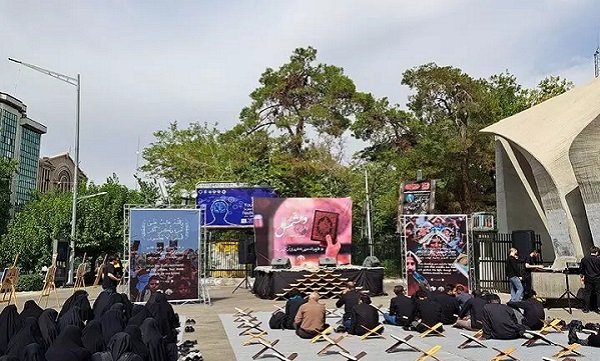 تجمع دانشجویان در پی هتک حرمت قرآن کریم مقابل دانشگاه تهران