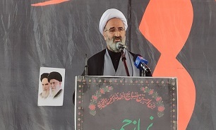 نماز و عبادت یکی از درسهای عاشورا است نماز و عبادت یکی از درسهای عاشورا است