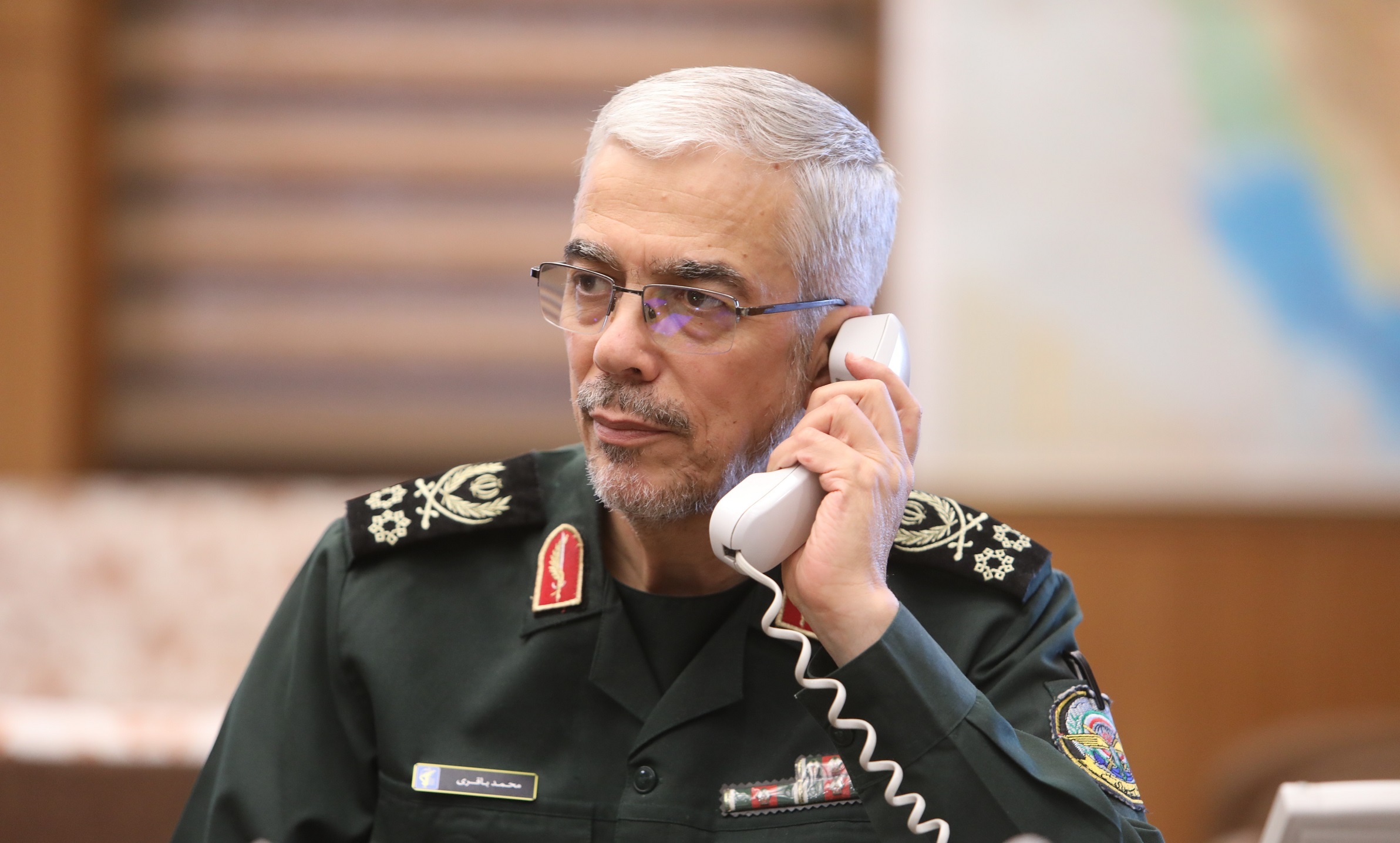 گفت‌وگوی تلفنی سرلشکر باقری با وزیر دفاع جمهوری آذربایجان