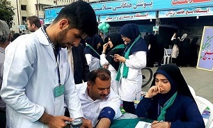 خدمت‌رسانی کارکنان اهل سنت و تشیع شبکه بهداشت و درمان تایباد به زائران اربعین حسینی
