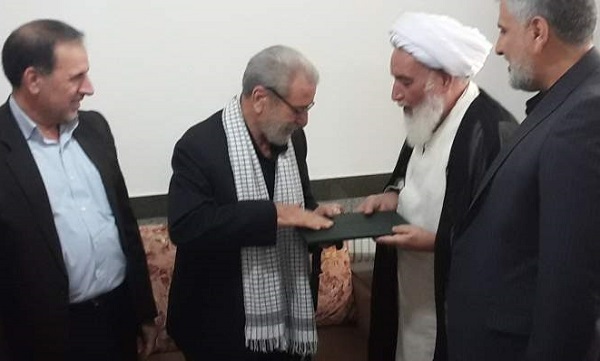 نماینده ولی فقیه در استان کرمانشاه از دو جانباز دفاع مقدس تجلیل کرد