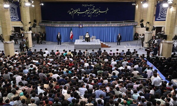 دانشجویان در حضور رهبر معظم انقلاب اسلامی عزاداری می‌کنند