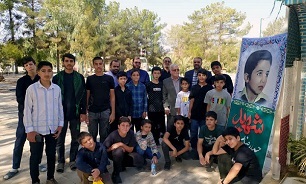 ادای احترام جمعی از دانش آموزان قم به مزار شهید «حیدر رضایی»