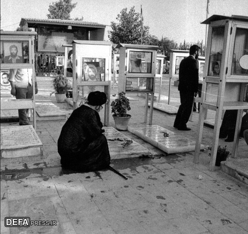 حضور آیت‌الله خامنه‌ای بر سر مزار شهیدان رجایی و باهنر در دوران ریاست‌جمهوری+ تصاویر