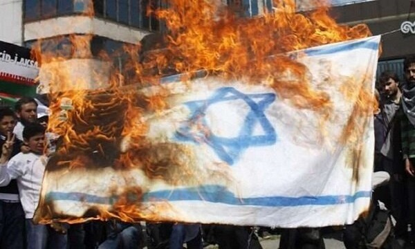 هزاران لیبیایی خشمگین پرچم «اسرائیل» را آتش زدن زدند