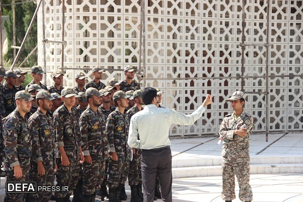 بازدید سربازان مرکز آموزش پدافند هوایی از مرکز فرهنگی دفاع مقدس سمنان