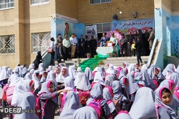 بدرقه فرزند شهید «میرزایی» به مدرسه توسط فرمانده انتظامی همدان+تصاویر